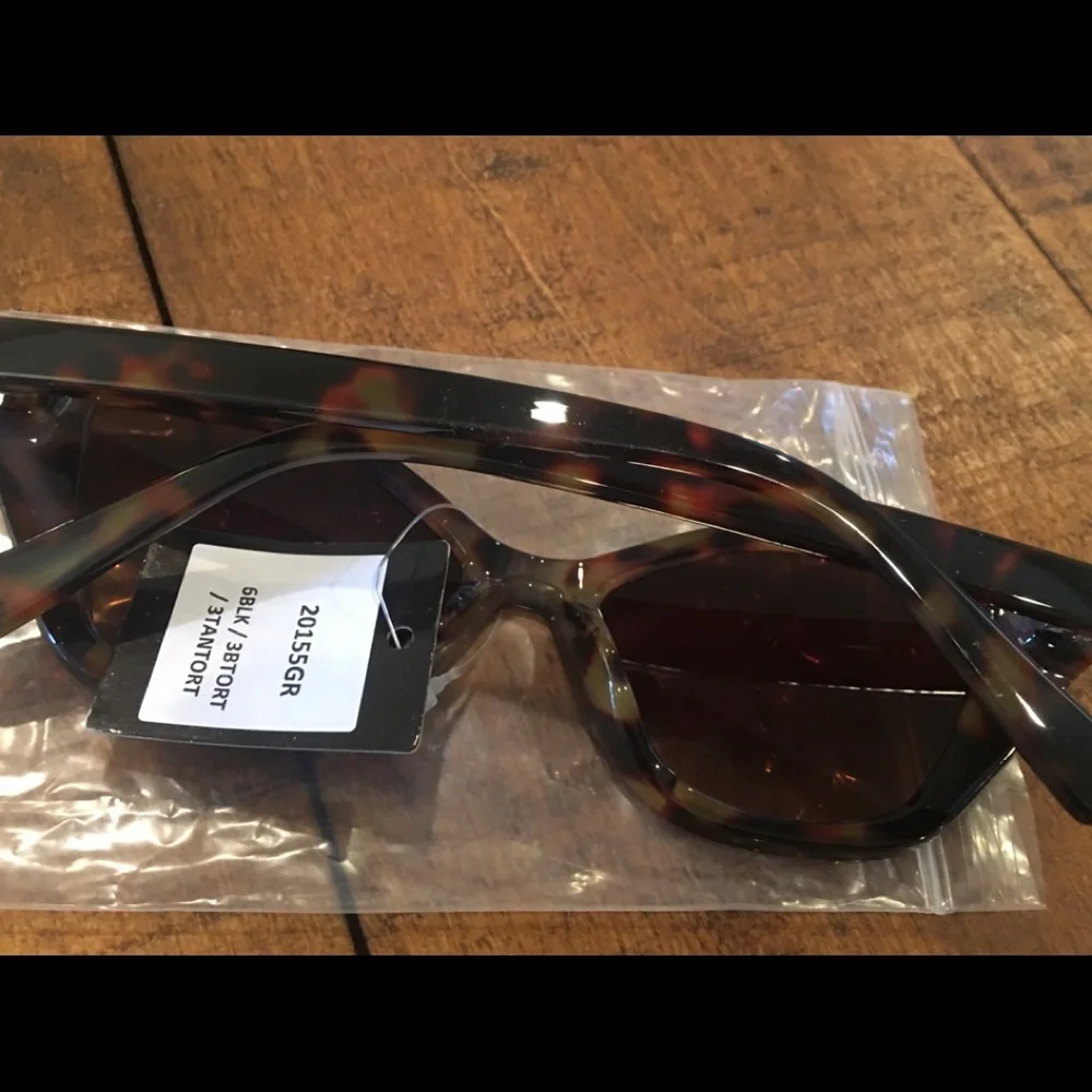 SUNGLASSES